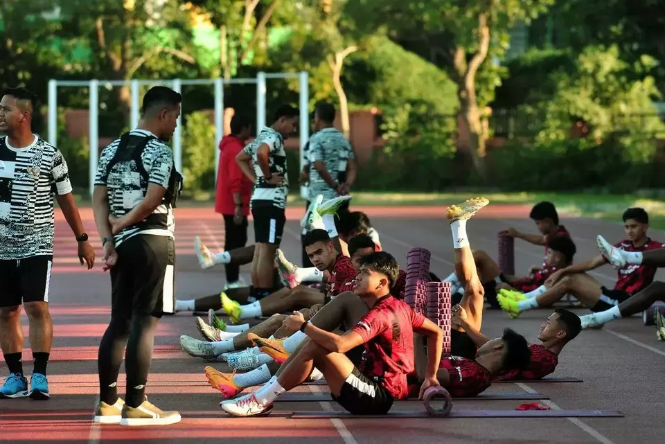 Para pemain tim Indonesia U-19 saat berlatih di lapangan Thor, Surabaya.