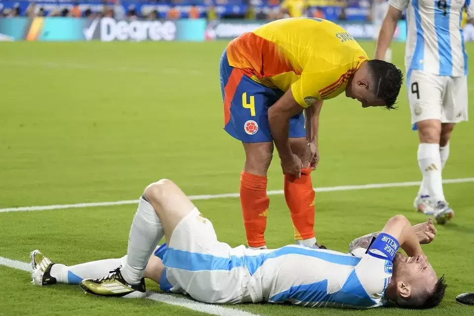 Pemain Argentina Lionel Messi meringis kesakitan pada pertandingan final Copa America melawan Kolombia di Miami Gardens, Florida, Minggu, 14 Juli 2024.