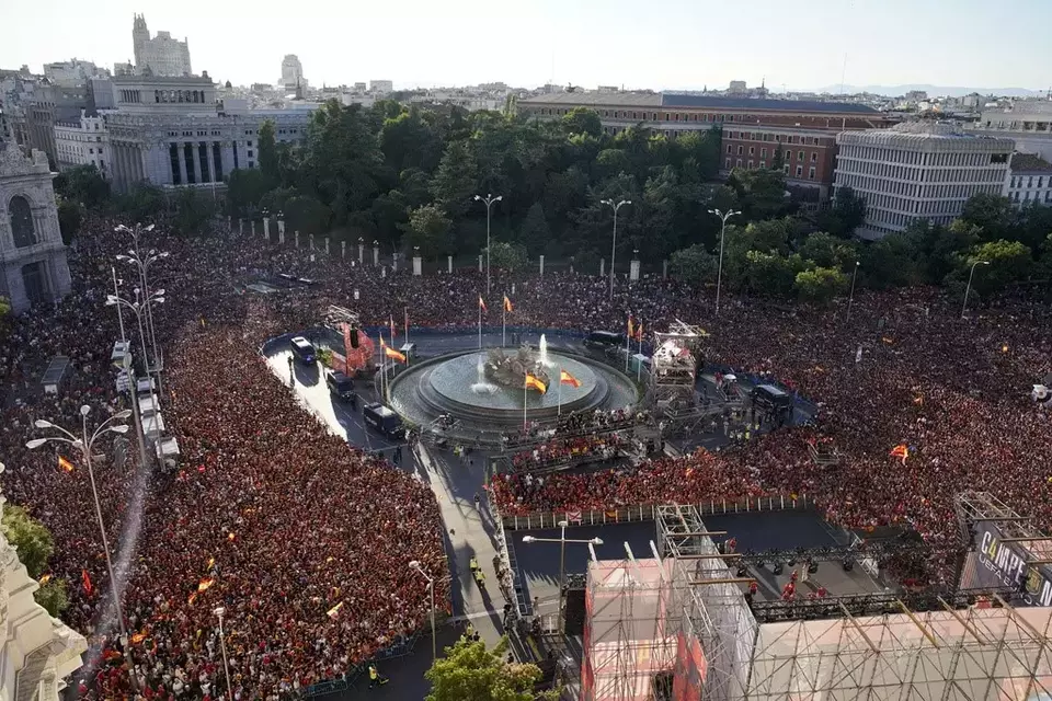 Ribuan penggemar menunggu kedatangan tim Spanyol untuk merayakan gelar juara sepak bola Euro 2024 di alun-alun Cibeles, Madrid, Senin, 15 Juli 2024. Di tengah-tengah pesta gelar juara itu, Presiden Federasi Sepak Bola Spanyol (RFEF), Pedro Rocha, terancam diskors dua tahun dari aktivitas sepak bola karena menyelewengkan jabatannya saat ini.