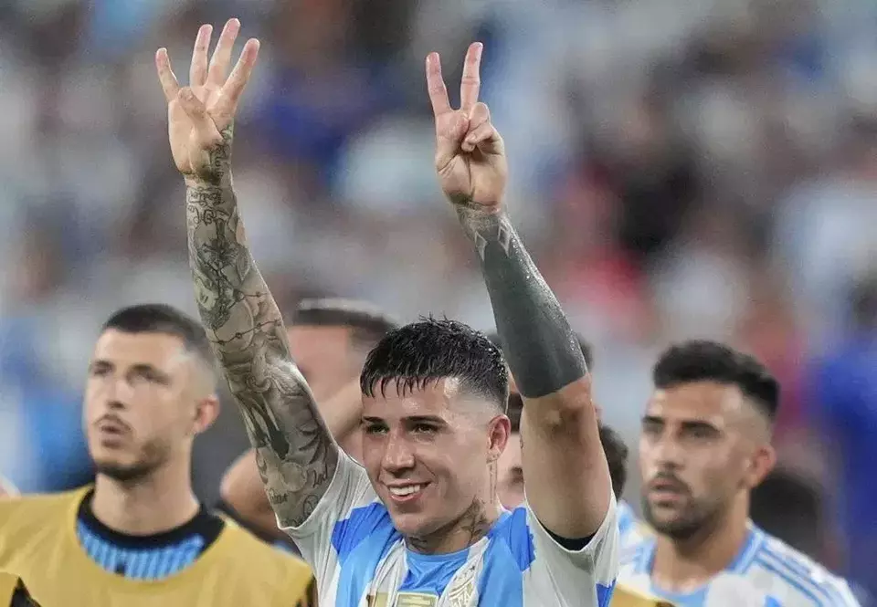 Pemain Argentina Enzo Fernandez merayakan kemenangan timnya atas Kanada dalam pertandingan semifinal Copa America di East Rutherford, AS, Selasa, 9 Juli 2024. Enzo diduga melakukan tindakan rasis terhadap striker Prancis Kylian Mbappe.