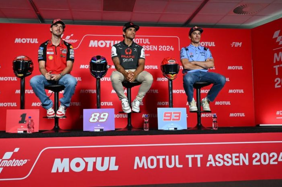 Selebrasi-Fransesco-Bagnaia-di-podium-MotoGP-Jerman